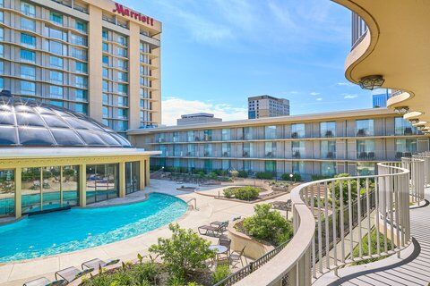 Hotels near me with pool